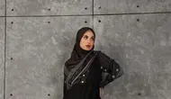 Effortlessly chic, padukan gamis polos berpotongan A-line dengan sedikit motif di bagian lengan dan hijab segi empat bermotif senada seperti look Shireen Sungkar ini. (Instagram/zaskiasungkar15).
