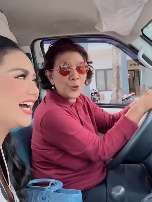 Krisdayanti dan Susi Pudjiastuti (Instagram/krisdayantilemos)