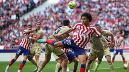 Gelandang Atletico Madrid, Axel Witsel berusaha menendang bola saat menghadapi Almeria pada laga Liga Spanyol 2022/2023 di Wanda Metropolitano Stadium, Madrid (16/4/2023). Axel Witsel didatangkan Atletico Madrid secara gratis dari Borussia Dortmund pada awal musim 2022/2023. Hingga kini sang pemain telah tampil dalam 43 laga di semua ajang dengan torehan 1 assist. (AFP/Pierre-Philippe Marcou)