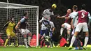 Pemain Chelsea John Obi Mikel meyundul bola dengan keras saat laga pertandingan sepak bola Liga Inggris antara West Ham United melawan Chelsea di Upton Park, London, pada (23/11/13) waktu setempat. (Foto: AFP/Carl Court)
