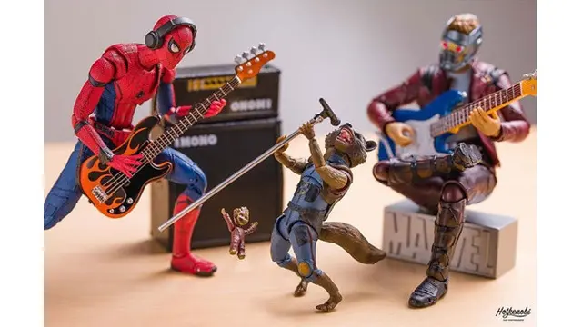 Foto Action Figure dalam Berbagai Situasi (Sumber: Boredpanda)