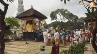Dalam ritual 'meminta restu' ini, panitia Munas Golkar menyediakan pejati atau sesajen yang sering digunakan dalam suatu upacara di Bali.