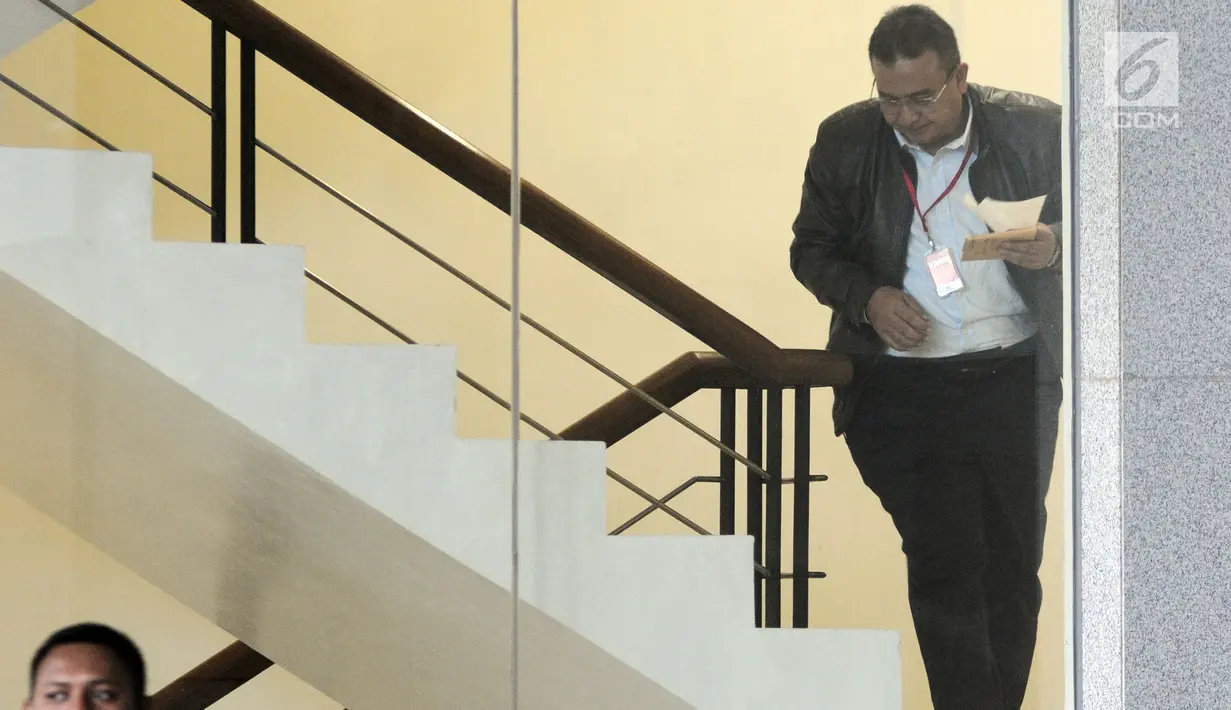 Wali Kota Tasikmalaya Budi Budiman menaiki anak tangga menuju ruang pemeriksaan di gedung KPK, Jakarta, Selasa (14/8). Budi diperiksa sebagai saksi terkait dugaan suap APBN-P tahun 2018.merdeka.com/dwi narwoko. (Merdeka.com/Dwi Narwoko)