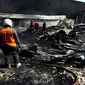 Petugas pemadam kebakaran memadamkan api di pabrik furnitur di Gumpang, Kartasura, Sukoharjo, Jawa Tengah, Senin (23/7/2018). (Solopos/Iskandar)
