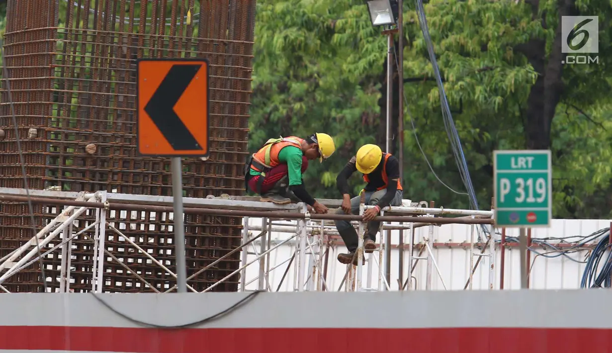 Pekerja tengah mengerjakan proyek transportasi di Jakarta, Jumat (1/12). Setidaknya, tenaga kerja yang berpendidikan setingkat SMP mencapai 60,08% dari jumlah penduduk Indonesia yang bekerja.(Liputan6.com/Angga Yuniar)
