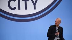 Pep Guardiola terlihat senang pada acara perkenalan Manchester City di City Football Academy, Manchester, (3/7/2016). (AFP/Oli Scarf)
