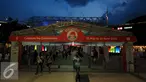 Singapura siap menggelar pesta olahraga dua tahunan se Asia Tenggara, Sea Games yang ke-28. Tampak, beberapa orang melintas di sekitar National Stadium Singapura, Minggu (31/5/2015). (Liputan6.com/Helmi Fithriansyah)