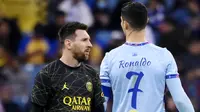 Pemain Paris Saint-Germain (PSG), Lionel Messi bersama pemain Riyadh All-Star, Cristiano Ronaldo, pada laga persahabatan di Stadion Raja Fahd pada Jumat (20/1/2023). CR7 dan La Pulga kembali duel di lapangan hijau. Kali ini keduanya dipertemukan dalam laga PSG vs Riyadh All Star di Stadion Raja Fahd pada Jumat (20/1/2023). (AFP/Franck Fife)