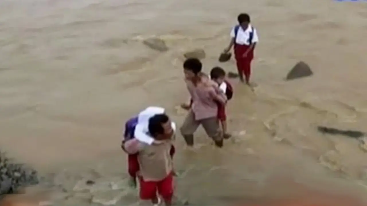 VIDEO: Menantang Maut Sebrangi Sungai Demi Sekolah dan Bekerja