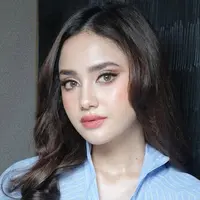 Penampilan terbaru Syifa Hadju kembali mencuri perhatian tersendiri. Ia pancarkan aura bride to be [@adliacornain]