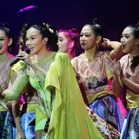 Yura Yunita tampil memukau di konser Pertunjukan Tutur Batin yang digelar Jumat, 16 Juni 2023 di Tennis Indoor, Senayan, Jakarta Pusat. (Foto: Bambang E. Ros/Fimela)