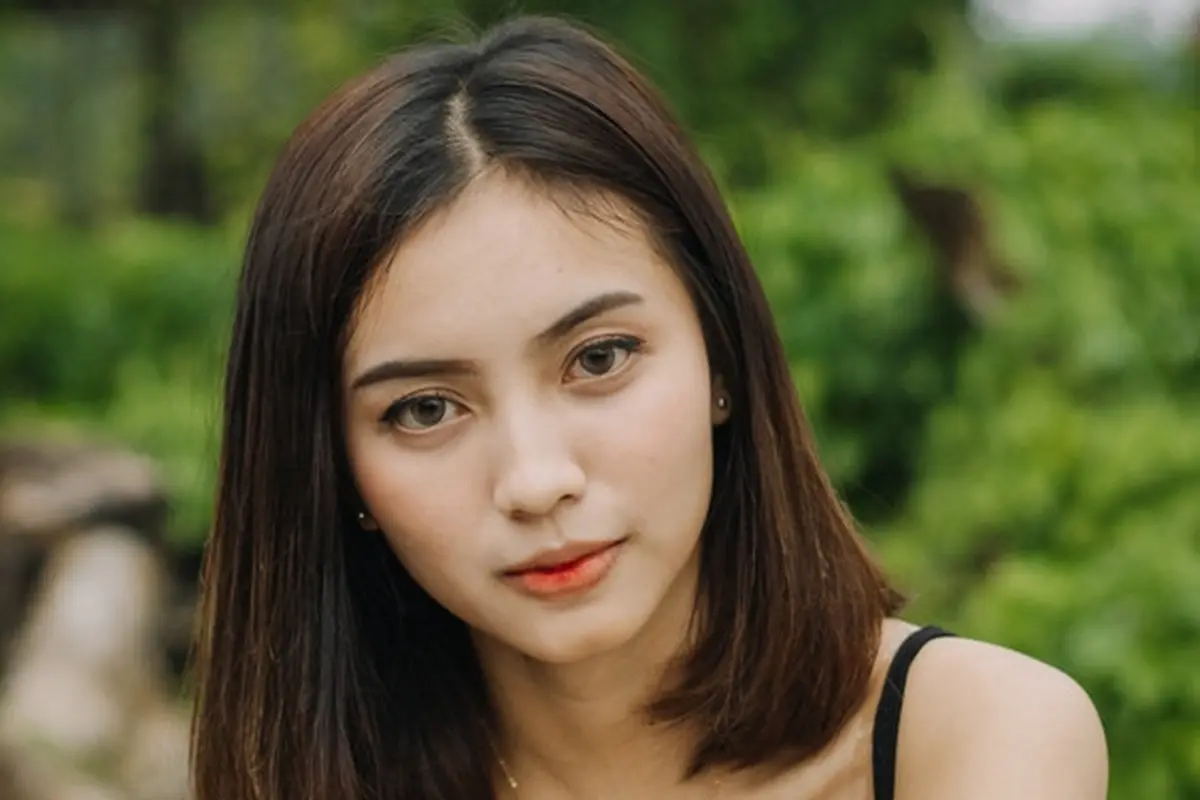 perempuan sedih serius putus cinta