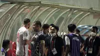 Dengan bersuara lantang ciri khas Andritany, dia meminta Marko Simic untuk berhenti mengeluh. (Foto: Bola.com/Ikhwan Yanuar)