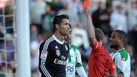 Wasit memberikan Ronaldo kartu merah