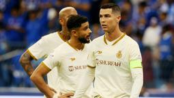 Pemain Al-Nassr, Cristiano Ronaldo, tampak kecewa setelah ditaklukkan Al-Hilal pada laga Liga Arab Saudi 2022/202 di Stadion King Fahd, Rabu (19/4/2023). Ia membuat Cristiano Ronaldo dkk. tidak berkutik setelah memborong dua gol ke gawang Al-Nassr. (AFP/Fayez Nureldine)