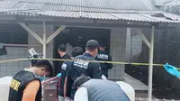 Puslabfor Mabes Polri mengecek kediaman satu keluarga yang diduga keracunan di Ciketing Udik, Bantargebang, Kota Bekasi. (Foto: Liputan6.com/Bam Sinulingga)