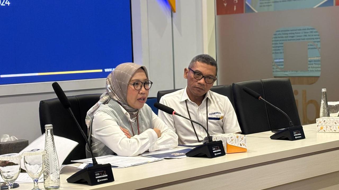 Direktur Penyuluhan, Pelayanan, dan Hubungan Mayarakat Direktorat Jenderal Pajak (DJP) Dwi Astuti dalam Media Briefing PPN atas Jasa Layanan Transaksi Uang Elektronik dan Digital, di Kantor Pusat DJP, Jakarta, Senin (23/12/2024). (Liputan6.com/Tira)
