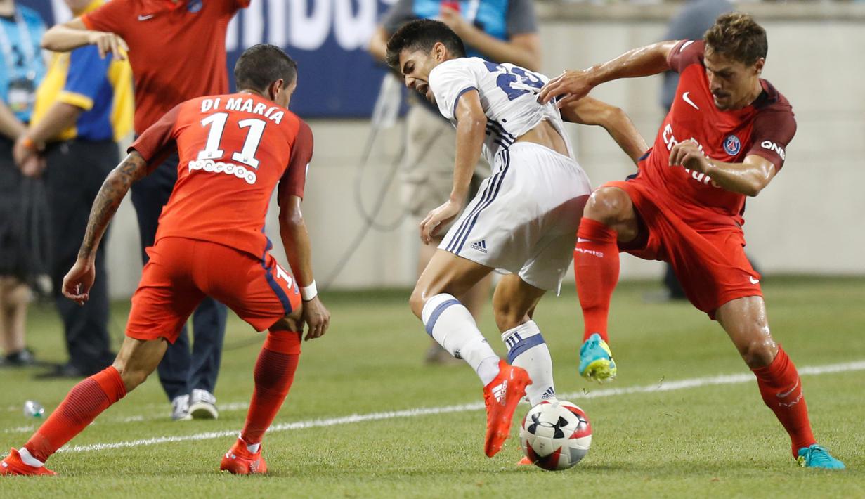 Gelandang Real Madrid, Enzo Zidane (tengah), berusaha melewati hadangan pemain PSG pada laga International Champions Cup (ICC) 2016, di Stadion Ohio, Columbus, Ohio, AS, Kamis (28/7/2016) pagi WIB. (AFP/Jay LaPrete)