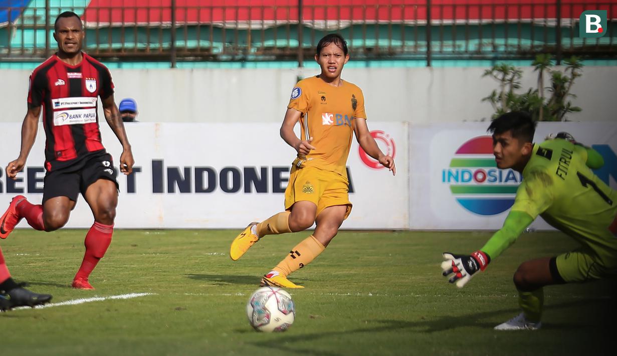 Pemain Bhayangkara FC, Adam Alis Setyano (tengah) mencetak gol pertama ke gawang Persipura Jayapura dalam laga pekan ke-15 BRI Liga 1 2021/2022 di Stadion Moch. Soebroto, Magelang, Kamis (02/12/2021). (Bola.com/Bagaskara Lazuardi)