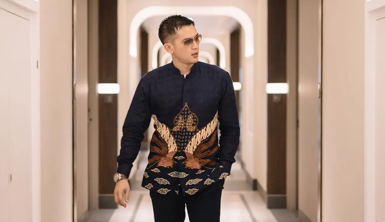 <p>Pada Sabtu (26/10/2019), Rezky Aditya resmi melamar Citra Kirana. Gaya Rezky semakin gagah dengan mengenakan batik berwarna biru gelap. Rezky secara mantap melamar Citra Kirana yang usianya berbeda 9 tahun. (Liputan6.com/IG/@imagenic)</p>