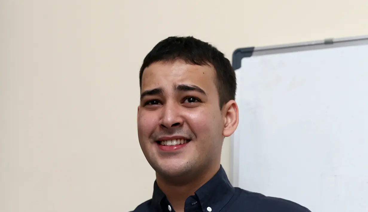 "Jujur kaget, tadi sebelumnya gua ke sini dikasih surprise dari sahabat. Terus Cipy (panggilan sayang ke Elyzia) juga kasih surprise. Enggak nyangka mereka mau meluangkan waktu memberikan kejutan untuk gua," ujar aktor tampan ini.(Andy Masela/Bintang.com)