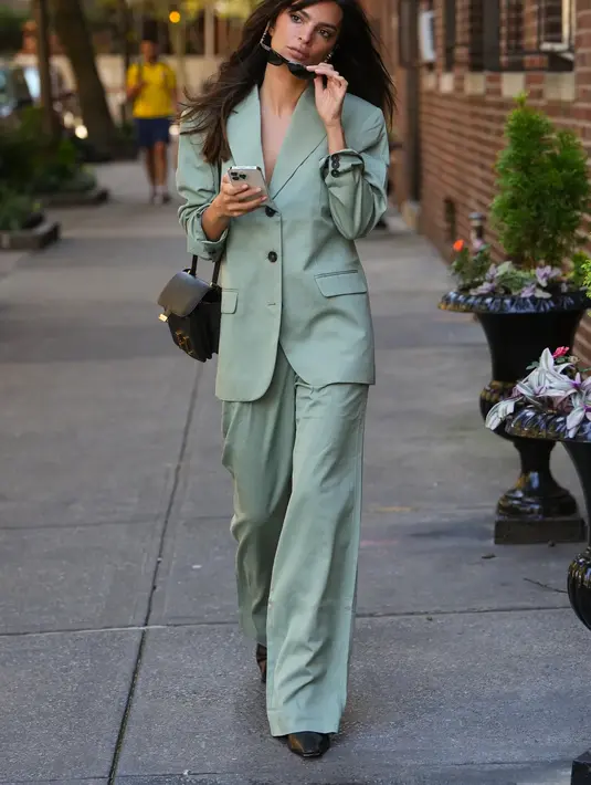 <p>Emily Ratajkowski tampil santai dengan setelan bernuansa pistachio dari Everlane. Nuansa kasual yang kental dilahirkan dari setelan longgar yang tampak sempurna ketika dikenakan Emily Ratajkowski ini. Foto: Vogue.</p>