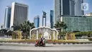Pengendara motor melintas saat Hari Raya Idul Fitri 1444 Hijriah di Jalan Jenderal Sudirman, Jakarta, Sabtu (22/4/2023).  (merdeka.com/Iqbal S. Nugroho)