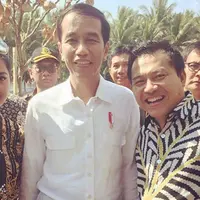 Anang Hermansyah dan Ashanty, berkesempatan hadir di acara Jember Fashion Carnaval 2017 yang berlangsung pada 9-13 Agustus 2017 kemarin. Kehadirannya sungguh menyenangkan, pasalnya mereka bertemu dengan Presiden Joko Widodo.  (Instagram/Ashanty_ash)