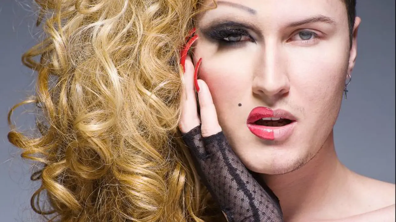 Bukan Perempuan, Tutorial Makeup Terbaik Ini Buatan Pria