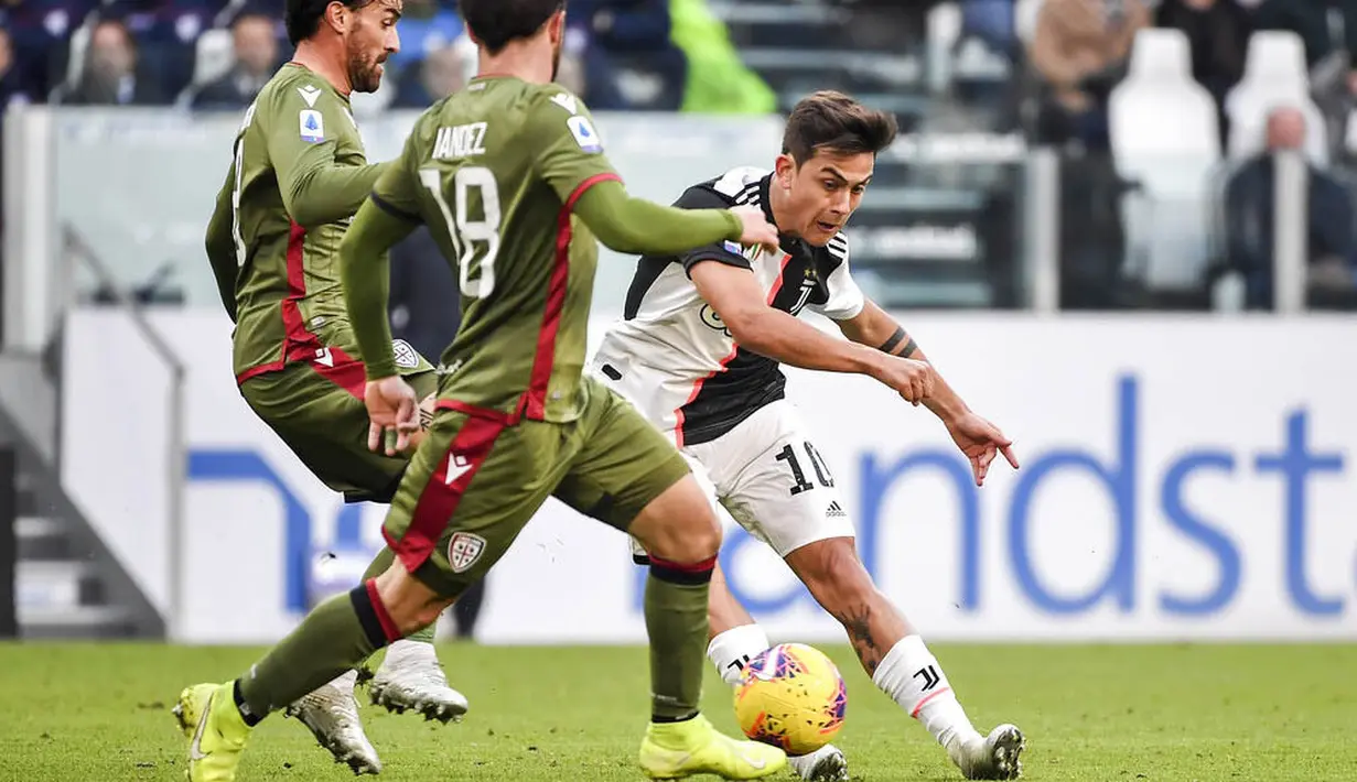 Penyerang Juventus, Paulo Dybala, melepaskan tendangan saat melawan Cagliari pada laga Serie A di Stadion Juventus, Turin, Senin (6/1/2020). Juventus menang 4-0 atas Cagliari. (AP/Marco Alpozzi)
