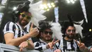 Aksi para supporter Juventus saat laga Serie A melawan Palermo di Stadion Juventus, Turin, Minggu (17/4/2016). Juve menyisakan lima laga sisa Serie A pada musim ini. (AFP/Marco Bertorello)