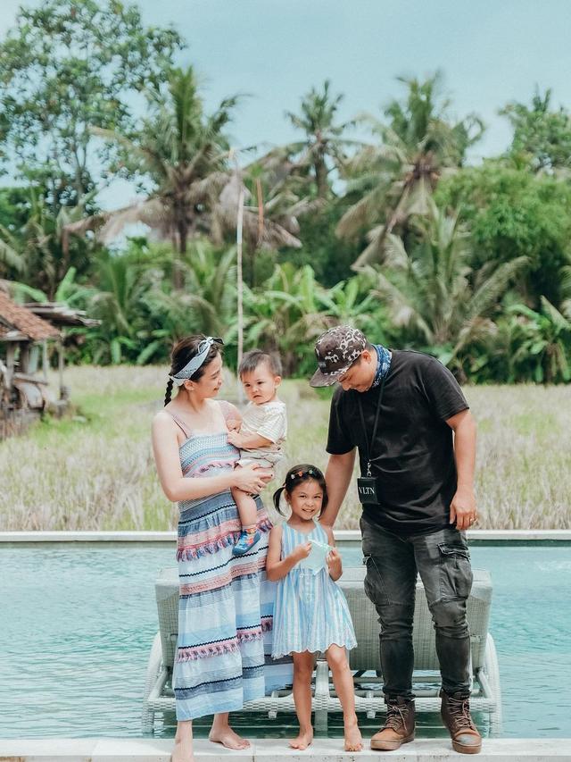 7 Tahun Menikah, Ini 8 Potret Harmonis Keluarga Chelsea Olivia dan Glenn Alinskie