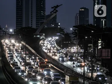 Kepadatan arus lalu-lintas saat pemberlakuan Ganjil Genap di Jalan MT Haryono, Jakarta, Senin (3/8/2020). Kemacetan arus kendaraan tetap mengular di jalan utama Ibu Kota pada jam sibuk meski sistem Ganjil Genap kembali diberlakukan hari ini. (merdeka.com/Iqbal S. Nugroho)