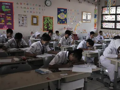 Sejumlah siswa SD mengerjakan soal Bahasa Indonesia saat Ujian Sekolah Berstandar Nasional (USBN) di SD Negeri Cipinang 03, Jakarta, Senin (22/4). Siswa SD sederajat menjalani USBN mulai hari ini hingga 24 April 2019 dengan tiga mata pelajaran yang diujikan. (merdeka.com/ Iqbal S. Nugroho)