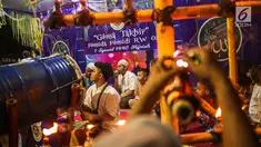 Warga melantunkan puji-pujian saat merayakan malam takbiran menyambut Hari Raya Idul Fitri 2019 di kawasan Tanah Abang, Jakarta, Selasa (4/6/2019). Pemerintah menetapkan Hari Raya Idul Fitri 1440 Hijriah jatuh pada hari Rabu 5 Juni 2019. (Liputan6.com/Faizal Fanani)