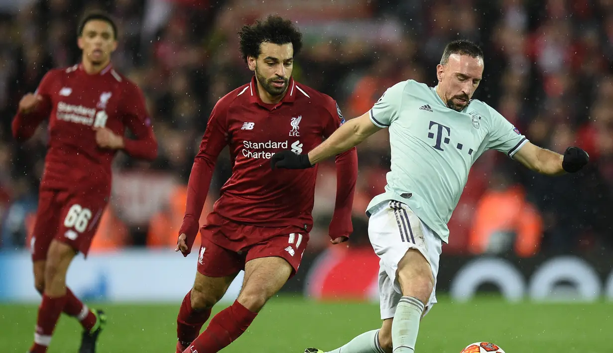 Franck Ribery mencoba melewati Mohamed Salah pada leg 1, babak 16 besar Liga Champions yang berlangsung di stadion Anfield, Liverpool, Rabu (20/2). Liverpool imbang 0-0 kontra Bayern Munchen. (AFP/Oli Scarff)