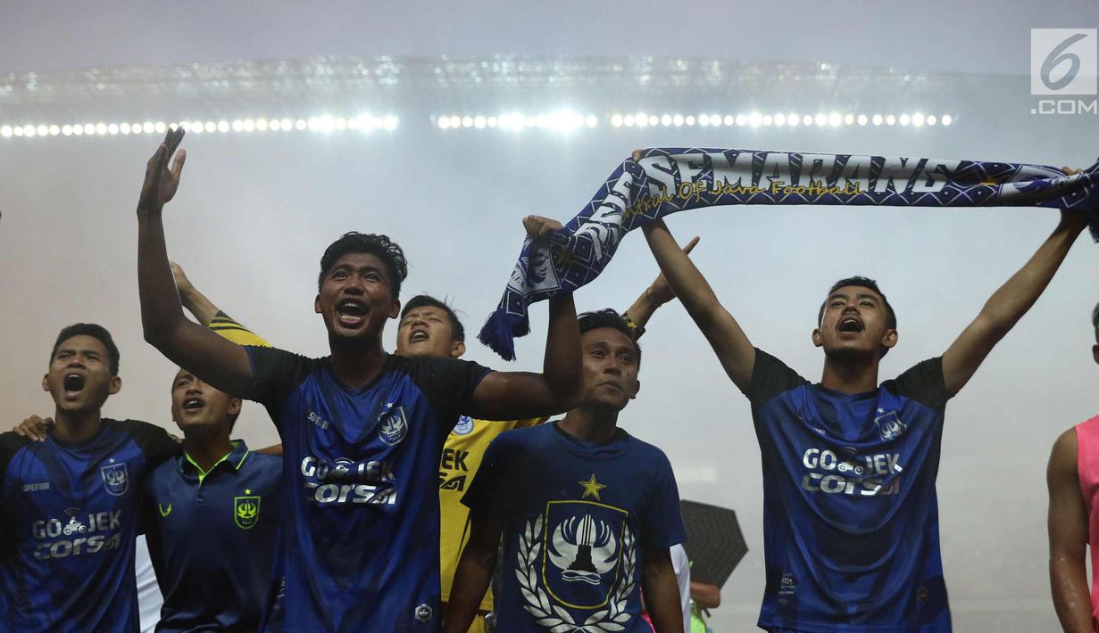 Pemain PSIS bernyanyi bersama saat merayakan kemenangan melawan Martapura FC di Final tempat ketiga Liga 2 Indonesia di Stadion GBLA, Bandung, Selasa (28/11). PSIS unggul 6-4 dan lolos ke Liga 1 Indonesia. (Liputan6.com/Helmi Fithriansyah)