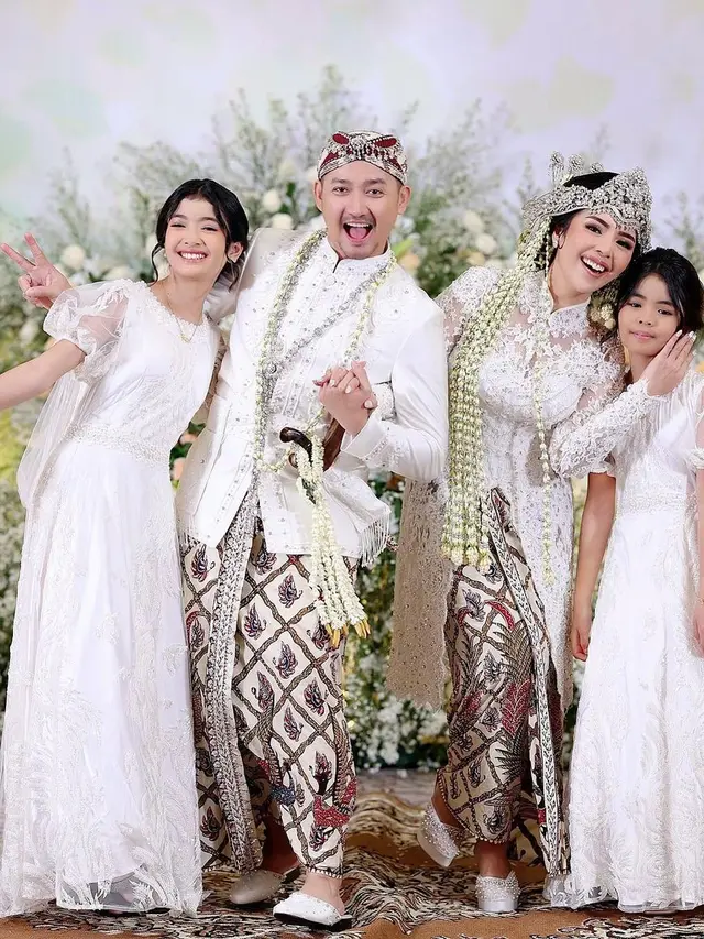 Potret Angga Wijaya Rayakan Idul Adha Perdana dengan Istri Baru, Curi Perhatian