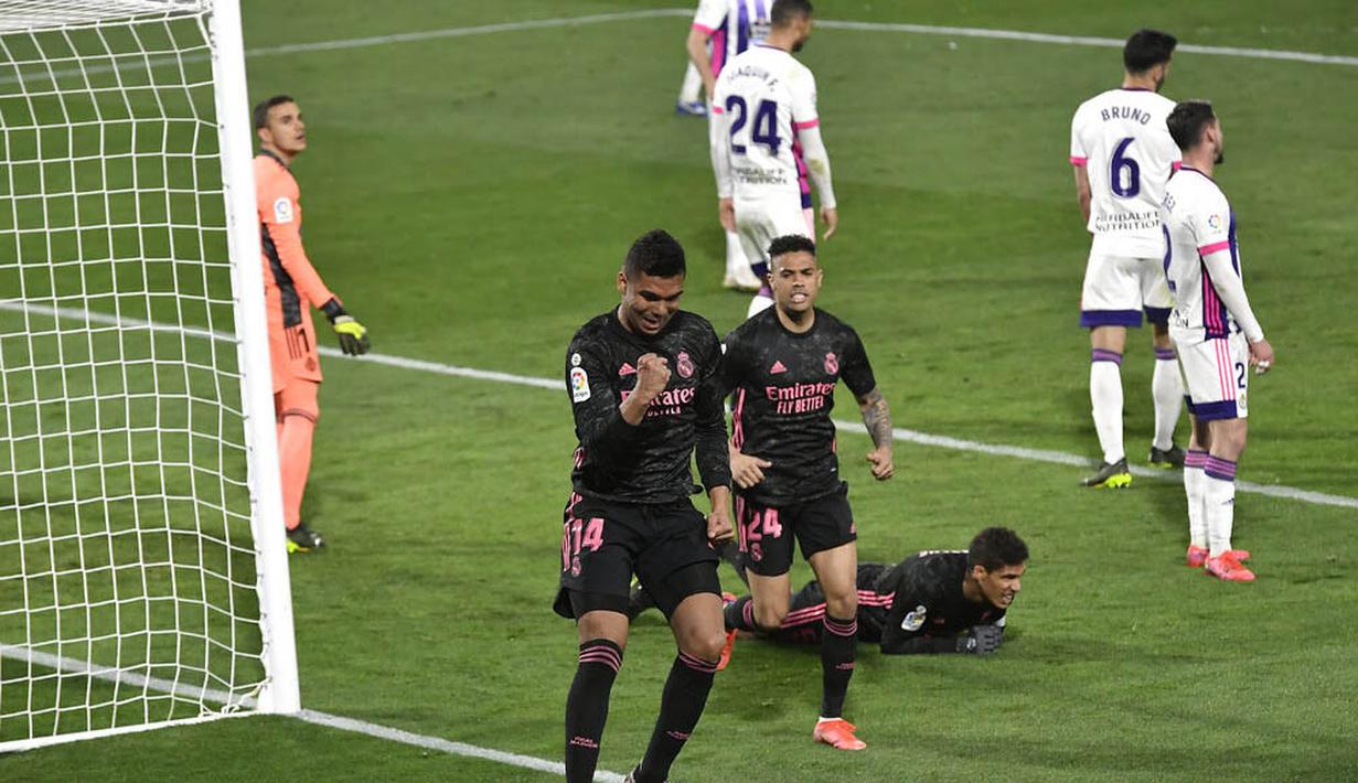 Pemain Real Madrid, Casemiro, merayakan gol ke gawang Real Valladolid pada laga Liga Spanyol di Stadion Jose Zorrila, Minggu (21/2/2021). Real Madrid menang dengan skor 1-0. (AP/Alvaro Barrientos)
