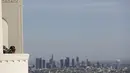 Wisatawan melihat pemandangan Kota Los Angeles dari puncak bangunan Griffith Observatory & Planetarium, California (14/3/2016). (Reuters/ Mario Anzuoni)