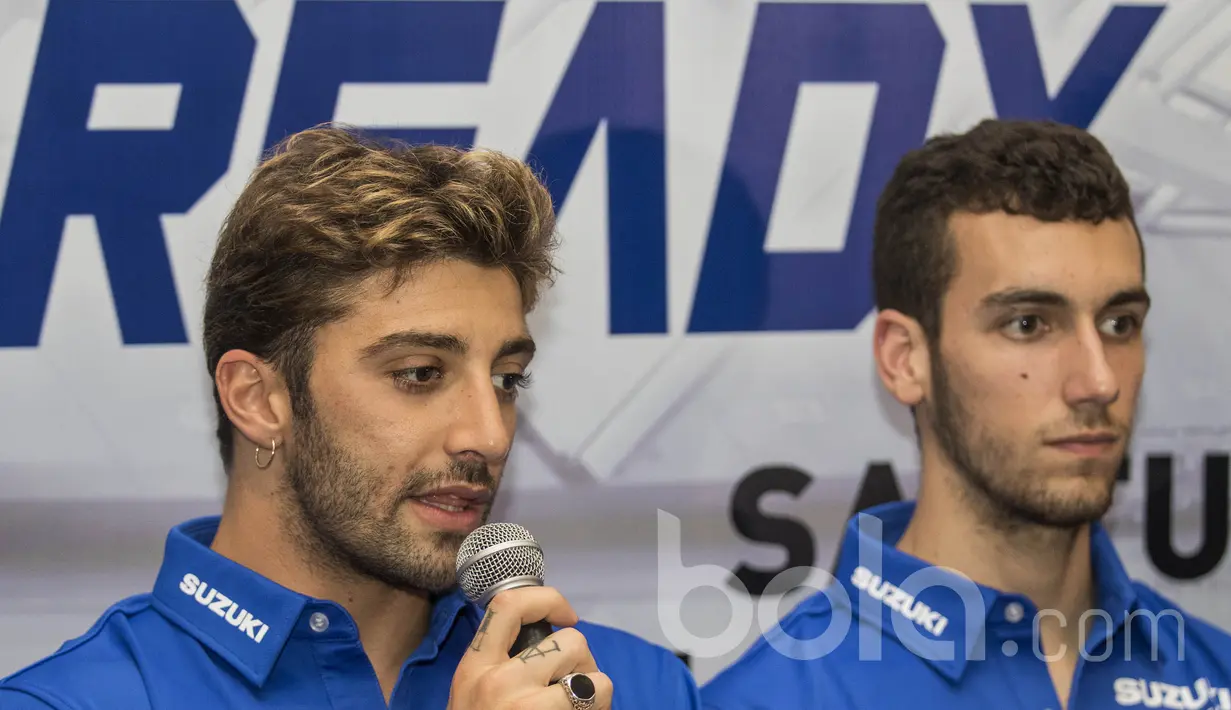 Pebalap MotoGP dari Suzuki Ecstar, Andrea Iannone, bersama rekannya Alex Rins menjawab pertanyaan wartawan saat jumpa pers di Cilandak Town Square, Jakarta, Sabtu (18/2/2017). (Bola.com/Vitalis Yogi Trisna)