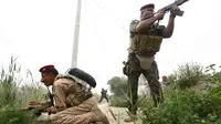 Dua orang anggota personel pasukan keamanan Irak terlihat sedang mengambil posisi dalam bentrokan dengan militan Al Qaeda (REUTERS/Alaa Al-Marjani)