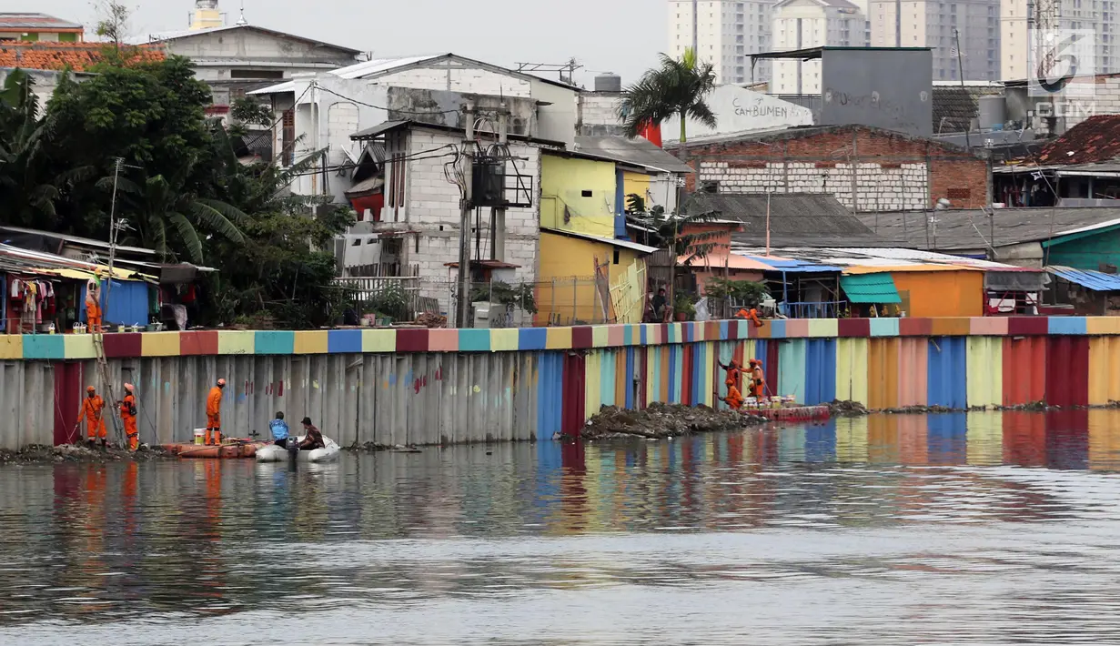 Petugas Penanganan Prasarana dan Sarana Umum (PPSU) mengecat "sheet pile" danau Sunter di Sunter Jaya, Jakarta, Kamis (22/3). Pengecatan ini untuk mengubah kesan kumuh sehingga menjadi indah dan nyaman dipandang mata. (Liputan6.com/Arya Manggala)