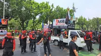 Massa dari berbagai elemen buruh menggelar aksi demo di depan Balai Kota DKI Jakarta. Para buruh ini mendorong agar UMP Jakarta 2024 naik sebesar 5,6 persen. (Merdeka.com/Lydia Fransisca)