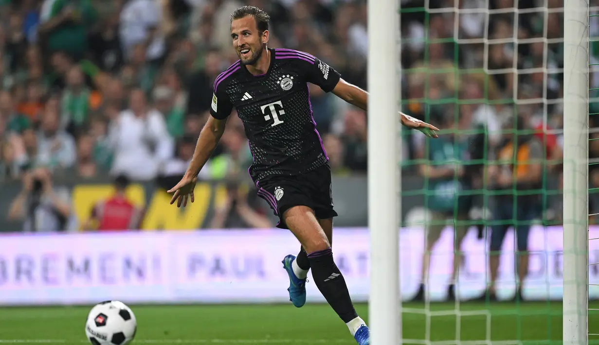 Selebrasi pemain Bayern Munchen, Harry Kane, setelah mencetak gol ke gawang Werder Bremen dalam pertandingan perdana Liga Jerman 2023/2024 yang berlangsung di Wohninvest Weserstadion, Jerman, Sabtu (19/8/2023) dini hari WIB. (AFP/Ina Fassbender)