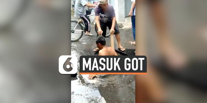 VIDEO: Pria Ini Rela Masuk Got Demi Perbaiki Saluran Air Mampet