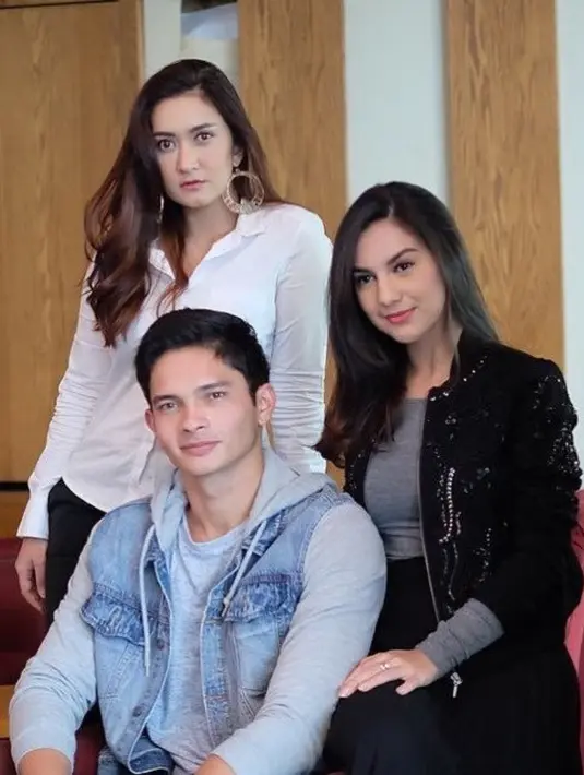 Lewat film ini pula, akhirnya dua aktris cantik ini pun menjalin persahabatan. Sama-sama punya wajah blesteran, Irish dan Bella terlihat begitu kompak. (Foto: instagram.com/nafaurbach)