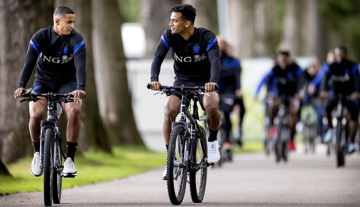 Pemain Timnas Belanda, Mohamed Ihattaren dan Owen Wijndal, bersepeda saat sesi latihan jelang laga UEFA Nations League di Zeist, Belanda, Selasa (1/9/2020). Belanda akan berhadapan dengan Polandia. (Photo by Koen van Weel / ANP / AFP)