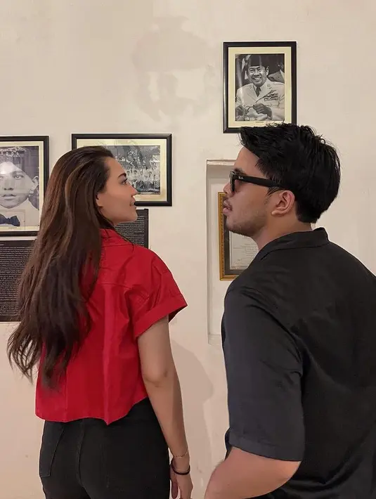 Aaliyah mengenakan kemeja crop warna merah dipadukan celana hitamnya. Thariq lagi-lagi tampil dengan outfit hitam ya.  [@aaliyah.massaid]