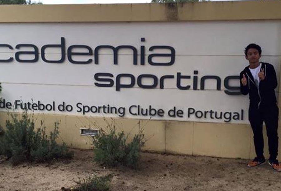 Muhammad Rafid Habibie, cucu Presiden RI ke-3, BJ Habibie, bersiap menjalani trial di Akademi Sporting Lisbon, Portugal. (Bola.com/Dok. Pribadi)